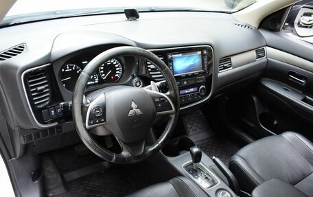Mitsubishi Outlander III рестайлинг 3, 2013 год, 1 290 000 рублей, 9 фотография