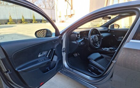 Mercedes-Benz A-Класс, 2018 год, 1 950 000 рублей, 10 фотография