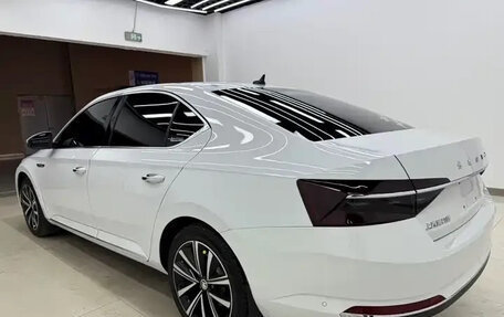 Skoda Superb III рестайлинг, 2022 год, 1 667 000 рублей, 2 фотография