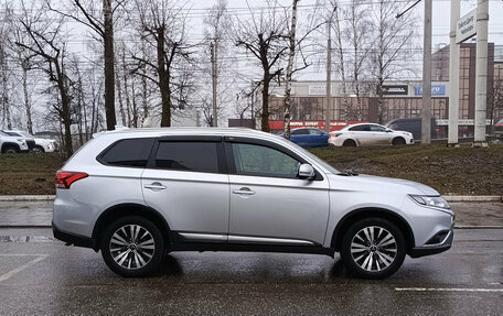 Mitsubishi Outlander III рестайлинг 3, 2019 год, 2 070 000 рублей, 4 фотография