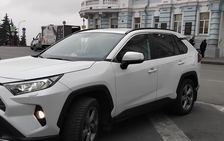 Toyota RAV4, 2021 год, 4 000 000 рублей, 10 фотография