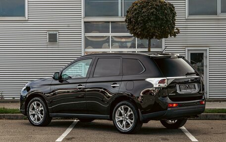 Mitsubishi Outlander III рестайлинг 3, 2014 год, 1 395 000 рублей, 4 фотография