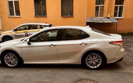 Toyota Camry, 2021 год, 3 650 000 рублей, 2 фотография