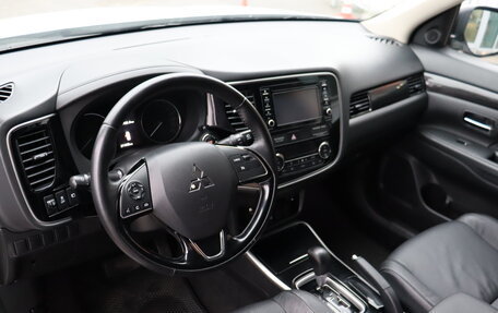 Mitsubishi Outlander III рестайлинг 3, 2017 год, 1 530 000 рублей, 13 фотография