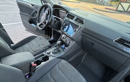 Volkswagen Tiguan II, 2018 год, 2 300 000 рублей, 13 фотография