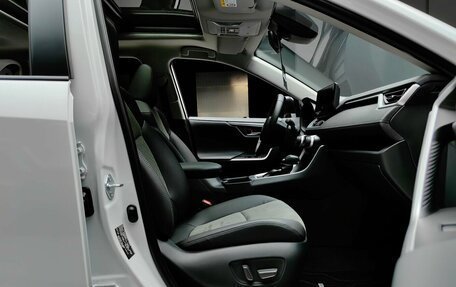 Toyota RAV4, 2025 год, 4 450 000 рублей, 24 фотография