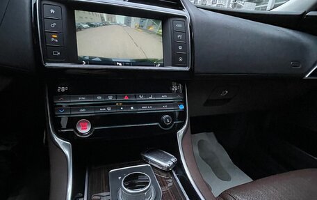 Jaguar XE I рестайлинг, 2015 год, 1 850 000 рублей, 7 фотография