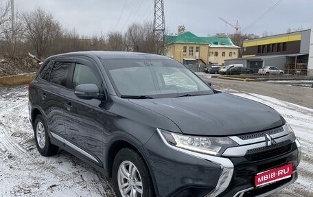 Mitsubishi Outlander III рестайлинг 3, 2019 год, 2 400 000 рублей, 1 фотография