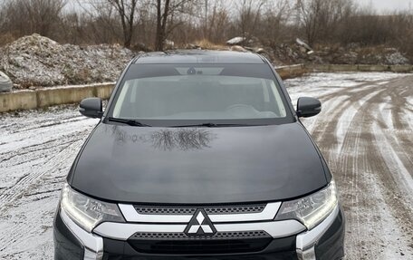 Mitsubishi Outlander III рестайлинг 3, 2019 год, 2 400 000 рублей, 2 фотография