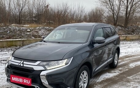 Mitsubishi Outlander III рестайлинг 3, 2019 год, 2 400 000 рублей, 3 фотография