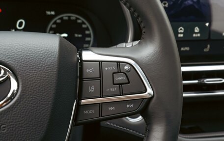 Toyota Highlander, 2025 год, 6 090 000 рублей, 21 фотография