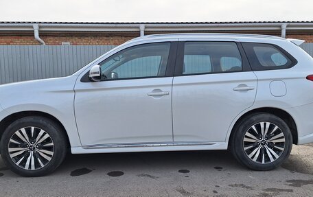 Mitsubishi Outlander III рестайлинг 3, 2022 год, 2 750 000 рублей, 3 фотография