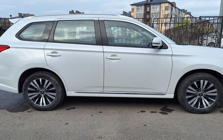 Mitsubishi Outlander III рестайлинг 3, 2022 год, 2 750 000 рублей, 4 фотография