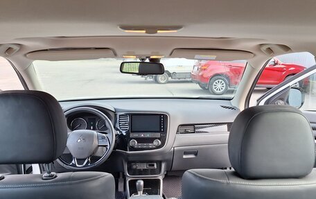 Mitsubishi Outlander III рестайлинг 3, 2022 год, 2 750 000 рублей, 5 фотография