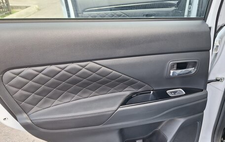 Mitsubishi Outlander III рестайлинг 3, 2022 год, 2 750 000 рублей, 14 фотография