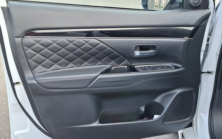 Mitsubishi Outlander III рестайлинг 3, 2022 год, 2 750 000 рублей, 17 фотография