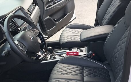 Mitsubishi Outlander III рестайлинг 3, 2022 год, 2 750 000 рублей, 15 фотография