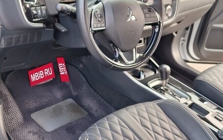 Mitsubishi Outlander III рестайлинг 3, 2022 год, 2 750 000 рублей, 16 фотография