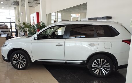 Mitsubishi Outlander III рестайлинг 3, 2021 год, 3 080 000 рублей, 3 фотография