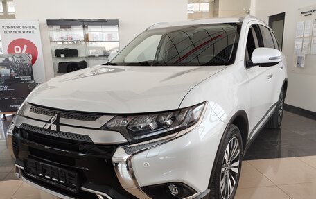 Mitsubishi Outlander III рестайлинг 3, 2021 год, 3 080 000 рублей, 2 фотография