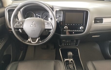 Mitsubishi Outlander III рестайлинг 3, 2021 год, 3 080 000 рублей, 16 фотография