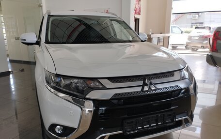 Mitsubishi Outlander III рестайлинг 3, 2021 год, 3 080 000 рублей, 8 фотография