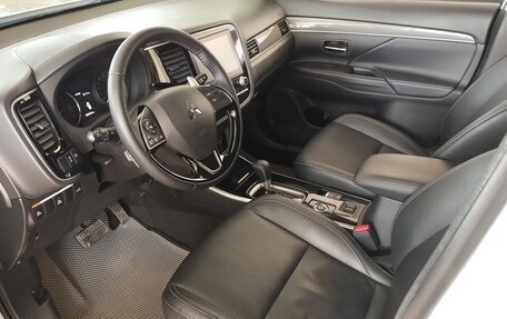 Mitsubishi Outlander III рестайлинг 3, 2021 год, 3 080 000 рублей, 17 фотография