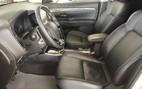 Mitsubishi Outlander III рестайлинг 3, 2021 год, 3 080 000 рублей, 18 фотография