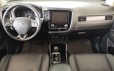 Mitsubishi Outlander III рестайлинг 3, 2021 год, 3 080 000 рублей, 15 фотография