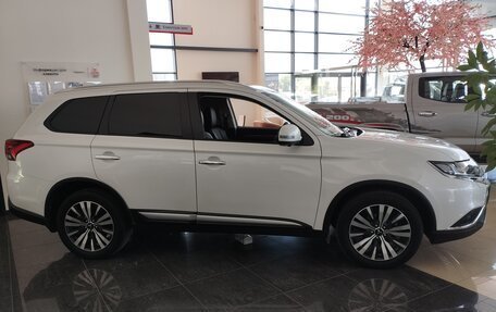 Mitsubishi Outlander III рестайлинг 3, 2021 год, 3 080 000 рублей, 6 фотография