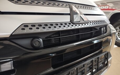 Mitsubishi Outlander III рестайлинг 3, 2021 год, 3 080 000 рублей, 10 фотография