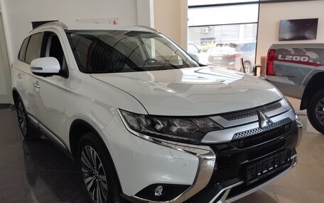 Mitsubishi Outlander III рестайлинг 3, 2021 год, 3 080 000 рублей, 7 фотография