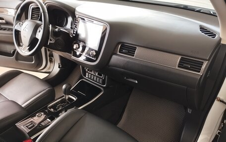 Mitsubishi Outlander III рестайлинг 3, 2021 год, 3 080 000 рублей, 19 фотография