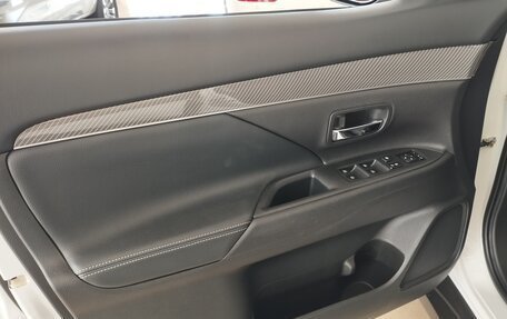 Mitsubishi Outlander III рестайлинг 3, 2021 год, 3 080 000 рублей, 26 фотография