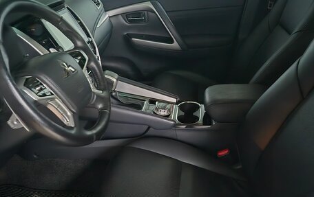 Mitsubishi Montero Sport, 2022 год, 3 950 000 рублей, 6 фотография