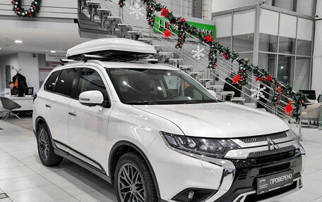 Mitsubishi Outlander III рестайлинг 3, 2021 год, 2 890 000 рублей, 3 фотография