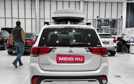 Mitsubishi Outlander III рестайлинг 3, 2021 год, 2 890 000 рублей, 7 фотография