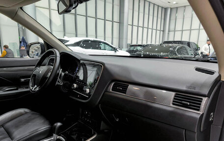 Mitsubishi Outlander III рестайлинг 3, 2021 год, 2 890 000 рублей, 13 фотография