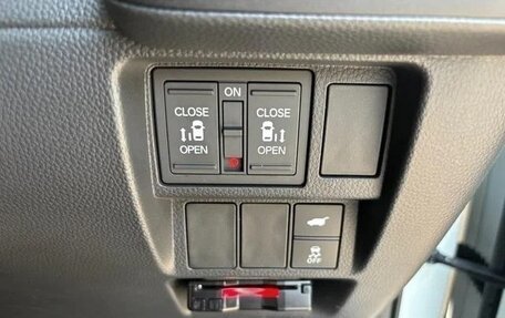 Honda Stepwgn, 2022 год, 2 430 000 рублей, 14 фотография