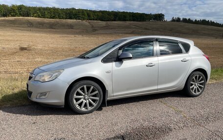 Opel Astra J, 2011 год, 525 000 рублей, 2 фотография