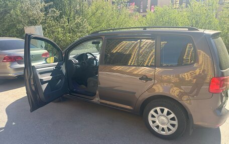 Volkswagen Touran III, 2012 год, 999 000 рублей, 6 фотография