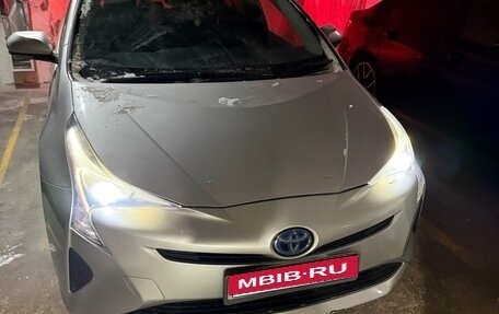 Toyota Prius IV XW50, 2015 год, 1 350 000 рублей, 1 фотография