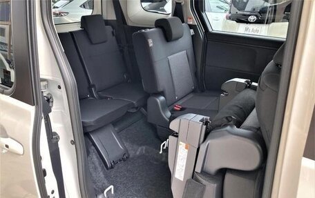 Toyota Sienta, 2023 год, 1 450 911 рублей, 10 фотография