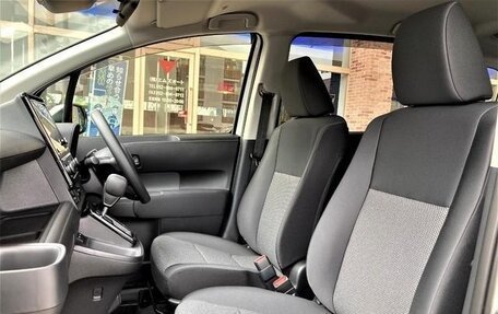 Toyota Sienta, 2023 год, 1 450 911 рублей, 9 фотография