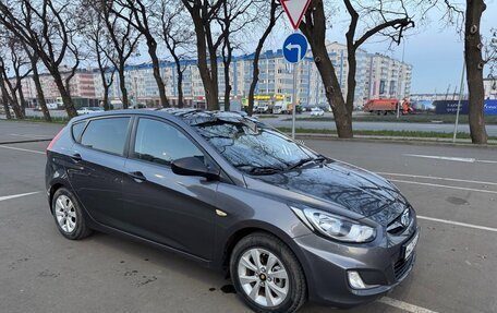 Hyundai Solaris II рестайлинг, 2011 год, 700 000 рублей, 3 фотография