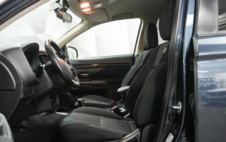 Mitsubishi Outlander III рестайлинг 3, 2018 год, 1 965 000 рублей, 10 фотография