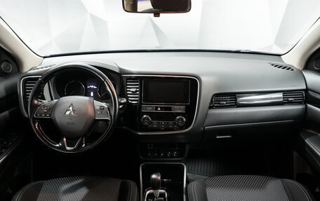 Mitsubishi Outlander III рестайлинг 3, 2018 год, 1 965 000 рублей, 11 фотография