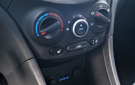 Hyundai Solaris II рестайлинг, 2012 год, 1 100 000 рублей, 23 фотография