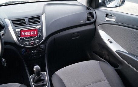 Hyundai Solaris II рестайлинг, 2012 год, 1 100 000 рублей, 28 фотография