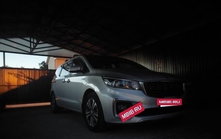 KIA Carnival III, 2019 год, 2 800 000 рублей, 2 фотография